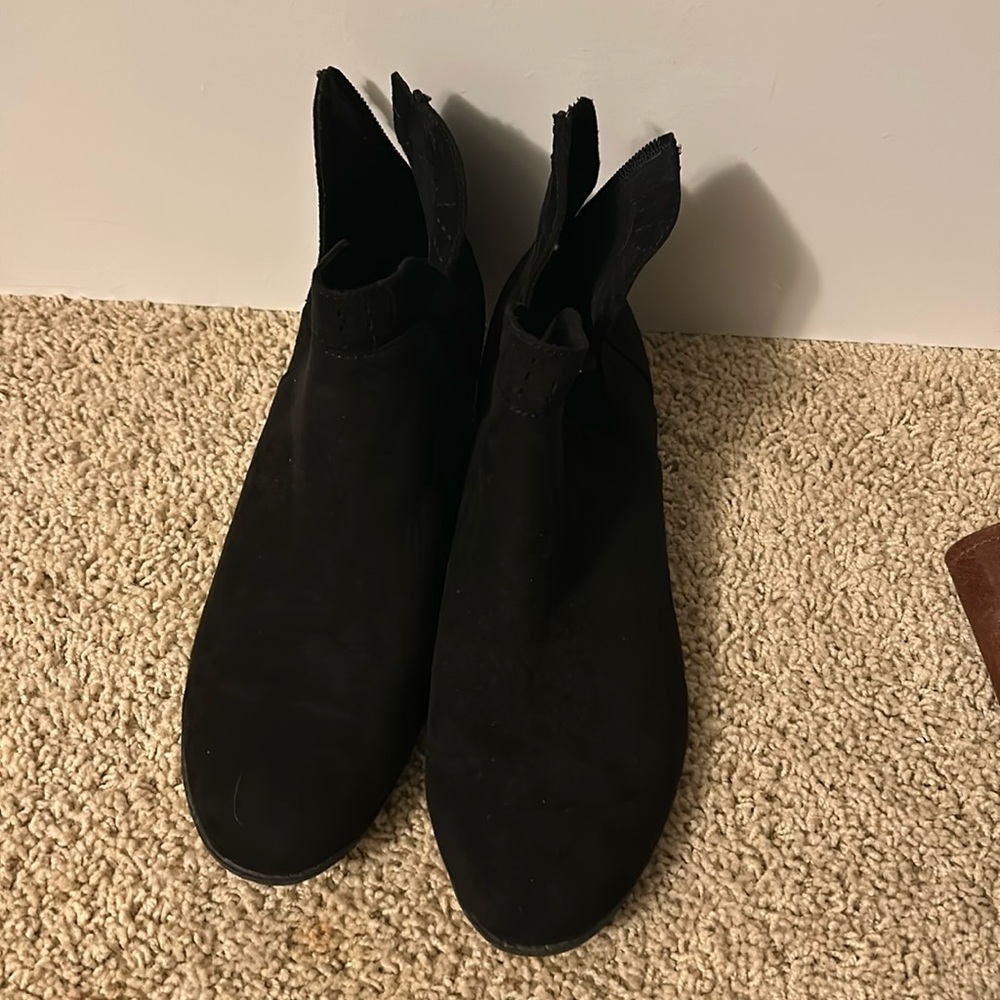 Heeled black shoes